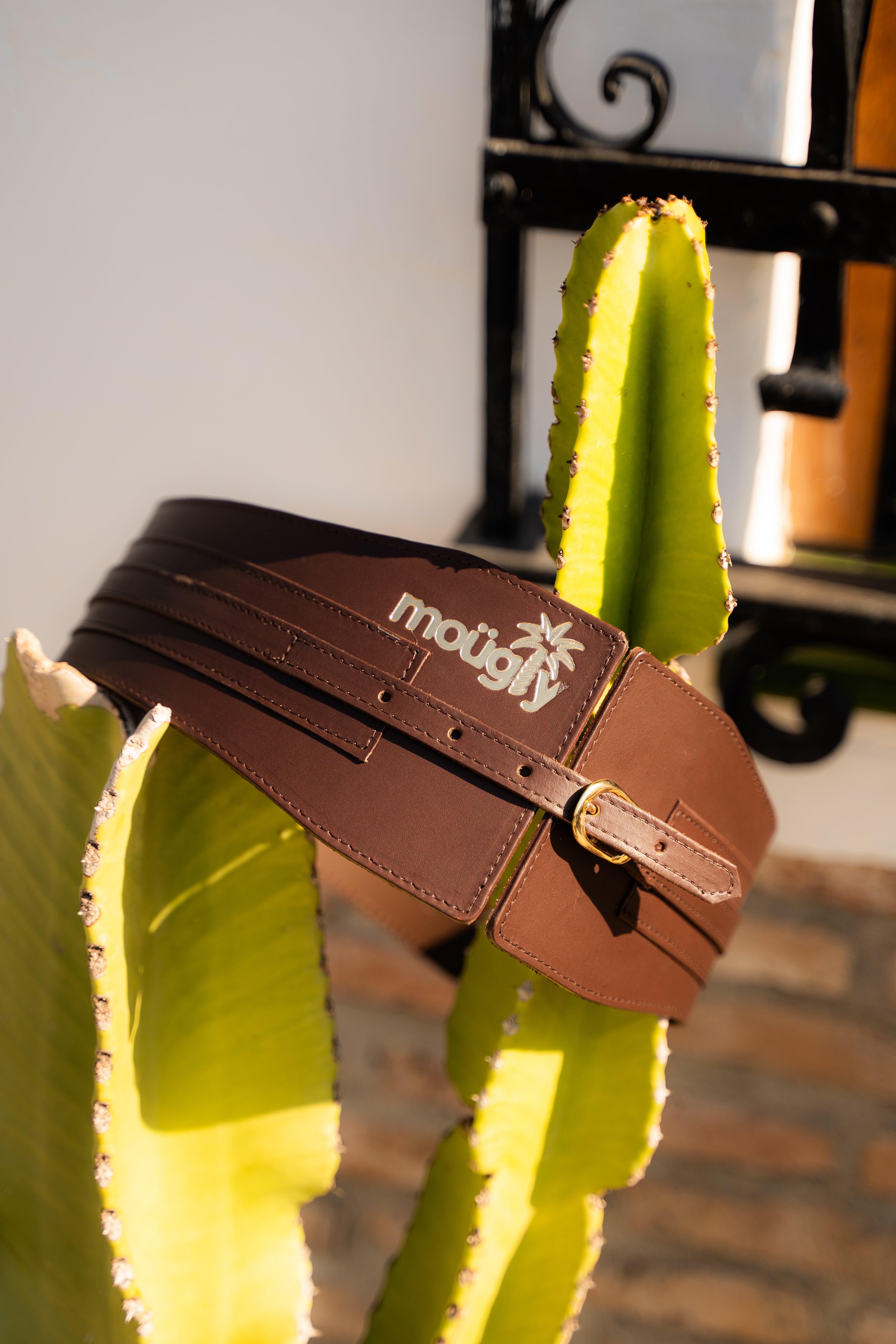 Detalle del logo Moügly en el Fajín Chocolate